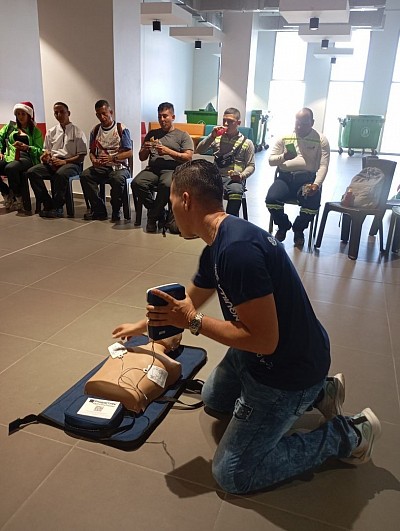 La atención prehospitalaria es un término de trabajo en conjunto para realizar una tarea importante que es salvar una vida de una forma básica fuera dentro de una institución médica por eso es muy importante conocer los protocolos y tener las habilidades para establecer las normas vigentes de atención de atención hospitalaria con el manejo de información y la ilustración para que las personas no intervenga y así no ejercer presión en el momento de una atención oportuna de una persona que puede estar en un colapso de salud o una situación crítica de trauma 🩸🚑❤️‍🩹⛑️